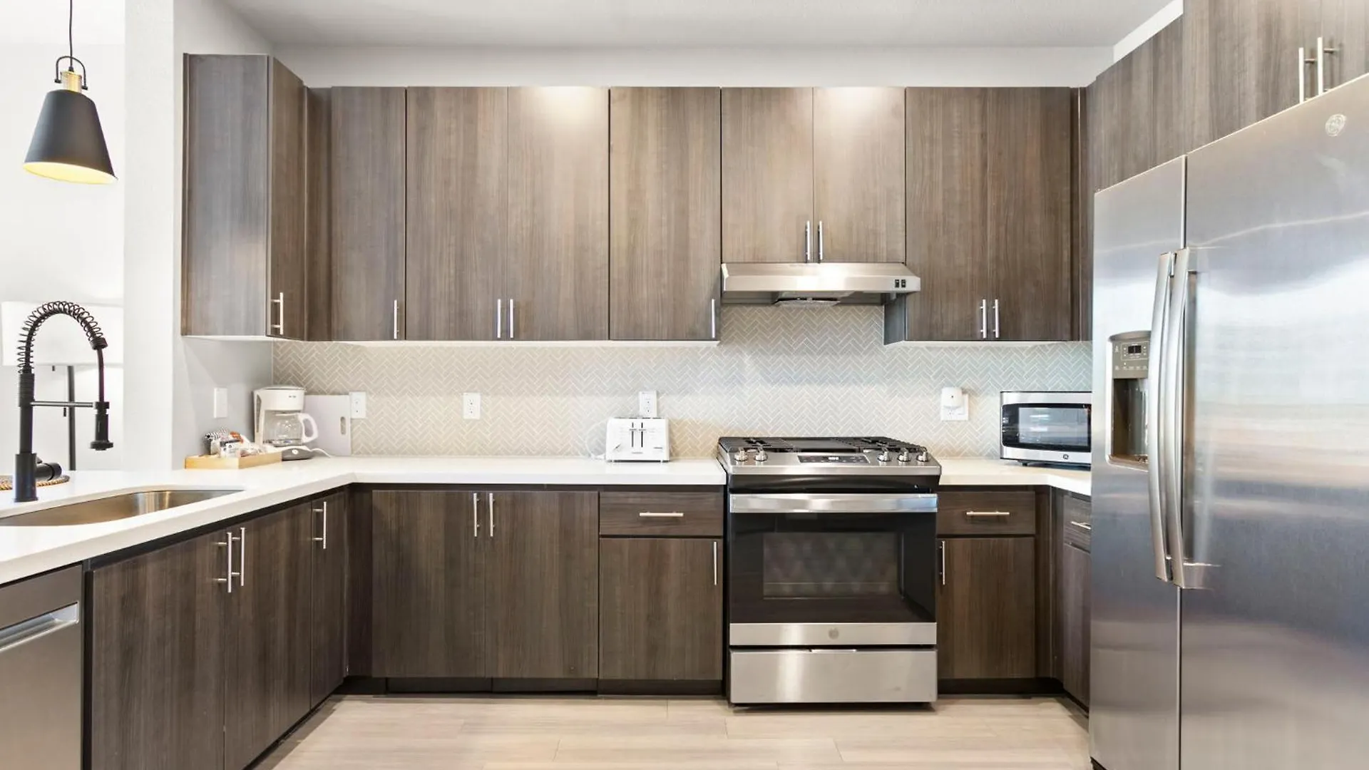 Cozysuites Phx Roro Gym, Pool, Pets, Parking! #2 Phoenix